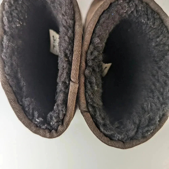 UGG Australia Classic Short Boots - 9 - Picture 3 of 8